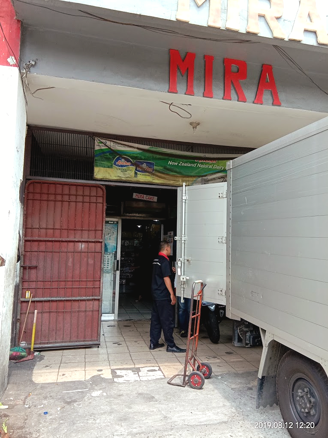 Bongkar muat pasokan di gudang Mira